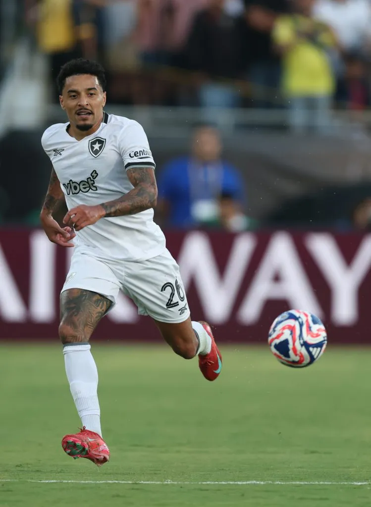 PASADENA, CALIFORNIA – JUNE 19: Gregore #26 of Botafogo FR chases a pass during the FIFA Club World Cup 2025 group B match between Paris Saint-Germain FC and Botafogo FR at Rose Bowl Stadium on June 19, 2025 in Pasadena, California. (Photo by Harry How/Getty Images)
