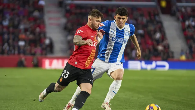 MALLORCA, SPAIN - MARCH 02: Pablo Maffeo of RCD Mallorca and Carles Alena of Deportivo Alaves competes for the ball during the LaLiga match between RCD Mallorca and Deportivo Alaves at Estadi de Son Moix on March 02, 2025 in Mallorca, Spain. (Photo by Rafa Babot/Getty Images)