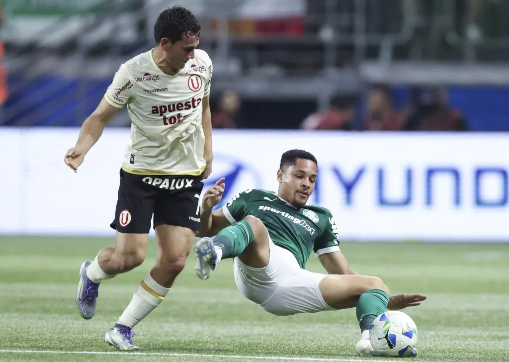 Vitor Roque disputando bola em Palmeiras x Universitario pela Libertadores 2025 (Foto: Alexandre Schneider/Getty Images)