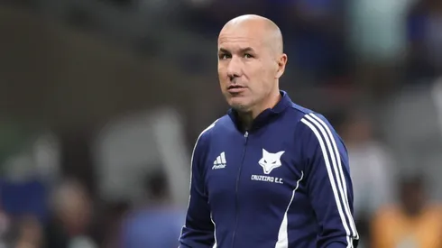 MG – BELO HORIZONTE – 10/08/2025 – BRASILEIRO A 2025, CRUZEIRO X SANTOS – Leonardo Jardim tecnico do Cruzeiro durante partida contra o Santos no estadio Mineirao pelo campeonato Brasileiro A 2025. Foto: Gilson Lobo/AGIF