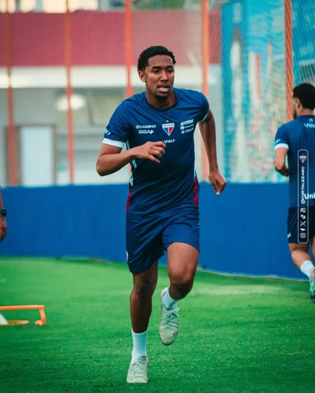 Ryan Guilherme, volante do Fortaleza, em treino (Imagem: Mateus Lotif / Fortaleza EC)