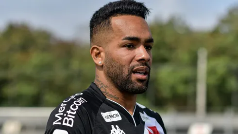Alex Teixeira posa para fotos durante sua apresentacao oficial como jogador do Vasco em coletiva de imprensa realizada no CT Moacyr Barbosa.