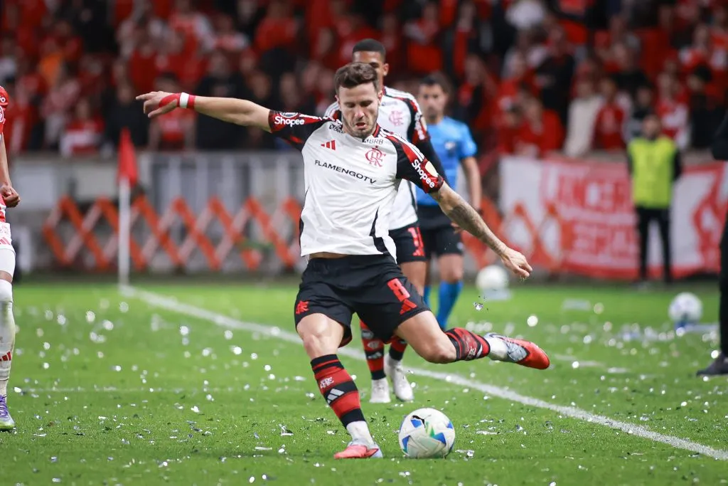 RS – PORTO ALEGRE – 20/08/2025 – COPA LIBERTADORES 2025, INTERNACIONAL X FLAMENGO – Saul Niguez jogador do Flamengo durante partida contra o Internacional no estadio Beira-Rio pelo campeonato Copa Libertadores 2025. Foto: Maxi Franzoi/AGIF
