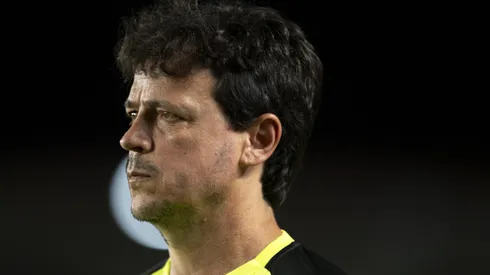 Fernando Diniz durante confronto contra o Bragantino no Campeonato Brasileiro de 2025.