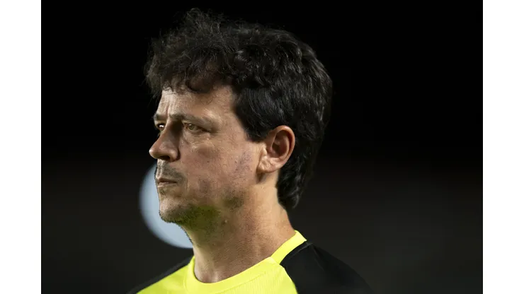 Fernando Diniz durante confronto contra o Bragantino no Campeonato Brasileiro de 2025.