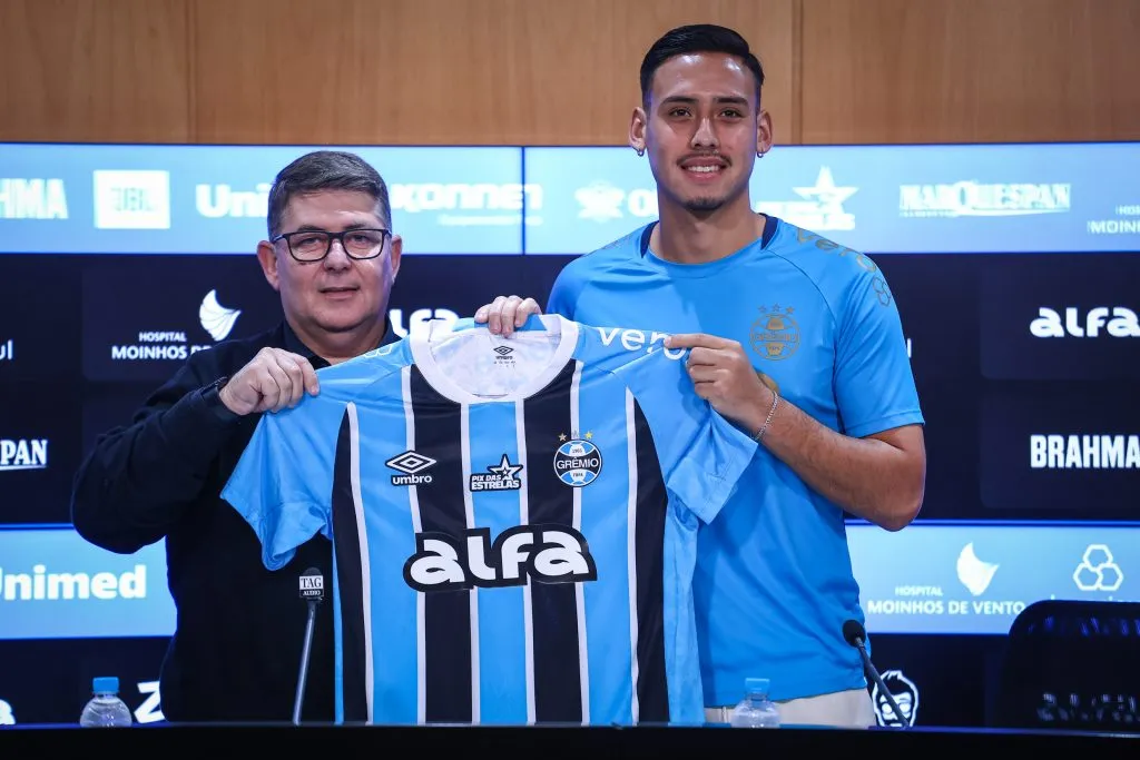 Erick Noriega recebe a camisa do Grêmio das mãos do vice-presidente de futebol, Alexandre Rossato. FOTO: LUCAS UEBEL/GREMIO FBPA