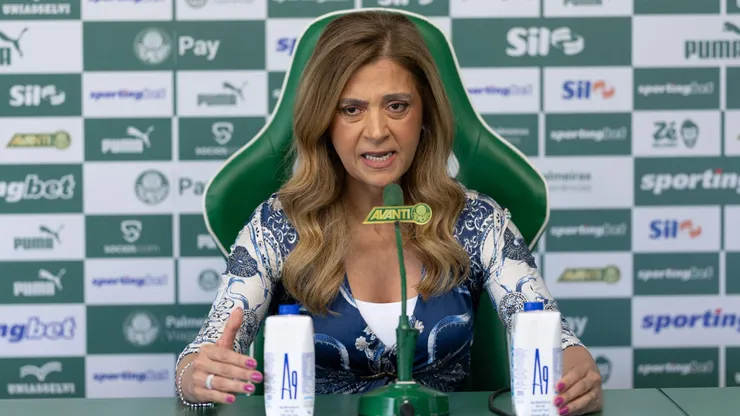 SP - SAO PAULO - 07/03/2025 - PALMEIRAS, APRESENTACAO VITOR ROQUE - A presidente do Palmeiras leila pereira fala aos jornalistas sobre o caso de racismo sofrido pelo jogador do Palmeiras Luighi em jogo da Libertadores sub-20 antes de apresentacao oficial de Vitor Roque como jogador do Palmeiras em coletiva de imprensa realizada no CT Academia de Futebol. Foto: Ettore Chiereguini/AGIF