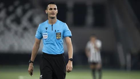 Matheus Delgado Candançan comandará jogo entre Cruzeiro e Internacional. Foto: Jorge Rodrigues/AGIF