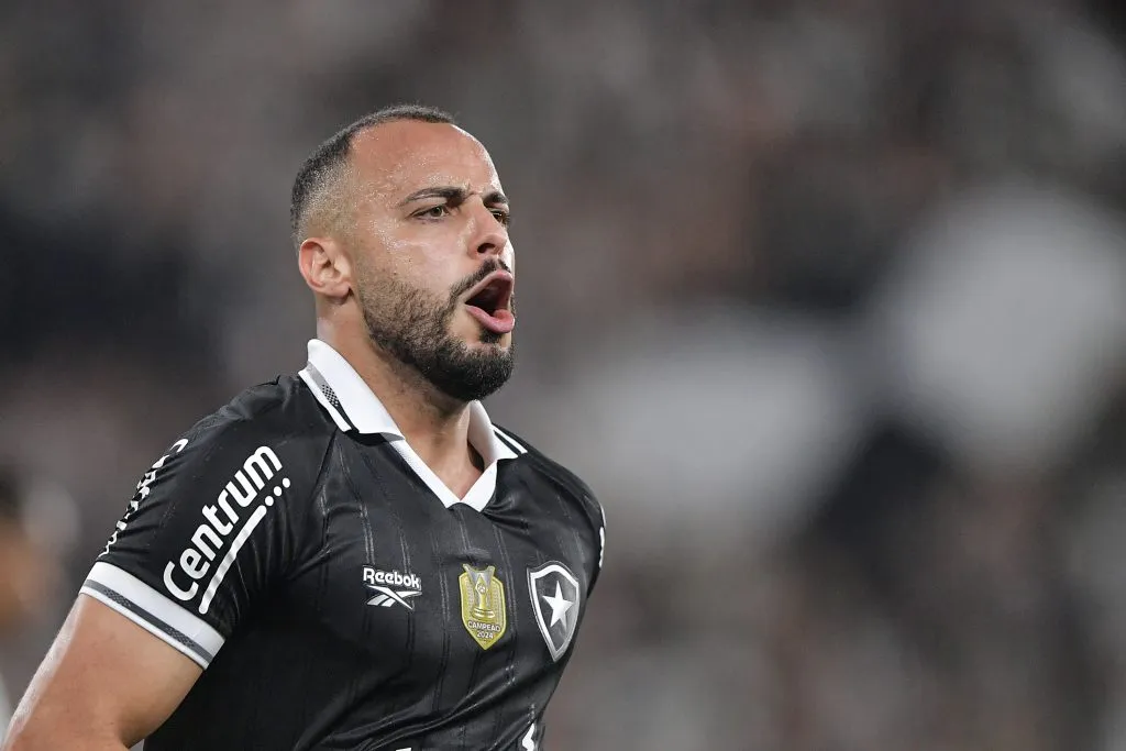 Arthur Cabral atuando pelo Botafogo –  Foto: Thiago Ribeiro/AGIF