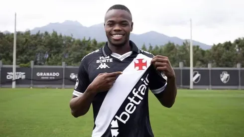 Andrés Gómez posa com a camisa do Vasco (Foto: Matheus Lima/Vasco)