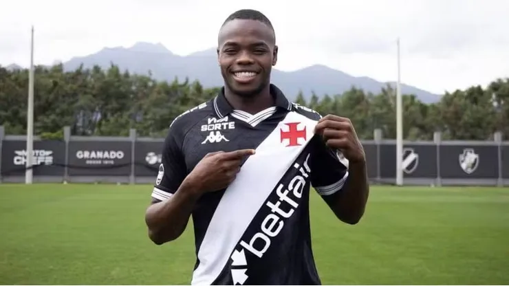 Andrés Gómez posa com a camisa do Vasco (Foto: Matheus Lima/Vasco)