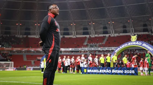 RS – PORTO ALEGRE – 17/08/2025 – BRASILEIRO A 2025, INTERNACIONAL X FLAMENGO – Roger Machado tecnico do Internacional durante partida contra o Flamengo no estadio Beira-Rio pelo campeonato Brasileiro A 2025. Foto: Maxi Franzoi/AGIF