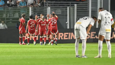 SP – SANTOS – 23/07/2025 – BRASILEIRO A 2025, SANTOS X INTERNACIONAL – Carbonero jogador do Internacional comemora seu gol com jogadores do seu time durante partida contra o Santos no estadio Vila Belmiro pelo campeonato Brasileiro A 2025. Foto: Jota Erre/AGIF