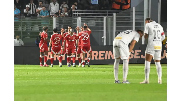 SP - SANTOS - 23/07/2025 - BRASILEIRO A 2025, SANTOS X INTERNACIONAL - Carbonero jogador do Internacional comemora seu gol com jogadores do seu time durante partida contra o Santos no estadio Vila Belmiro pelo campeonato Brasileiro A 2025. Foto: Jota Erre/AGIF