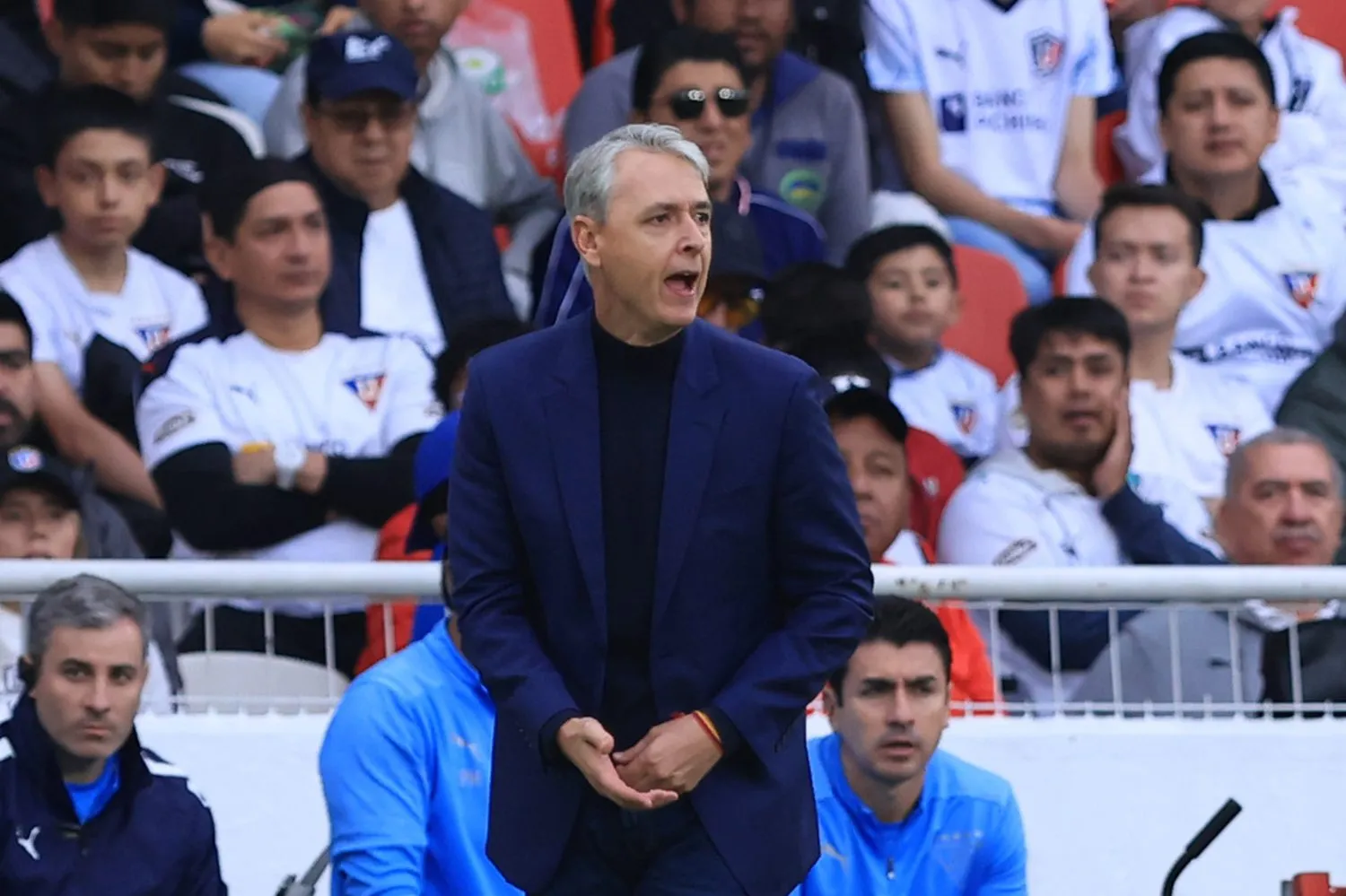 QUITO, ECUADOR – AUGUST 21: Head Coach Tiago Nunes of LDU Quito gestures during the Copa CONMEBOL Libertadores 2025 match between LDU Quito and Botafogo at Estadio Rodrigo Paz Delgado on August 21, 2025 in Quito, Ecuador. (Photo by Franklin Jacome/Getty Images)