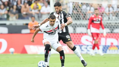 SP – BELO HORIZONTE – 06/04/2025 – BRASILEIRO A 2025, ATLETICO-MG X SAO PAULO – Hulk jogador do Atletico-MG disputa lance com Alisson jogador do Sao Paulo durante partida no estadio Mineirao pelo campeonato Brasileiro A 2025. Foto: Gilson Lobo/AGIF