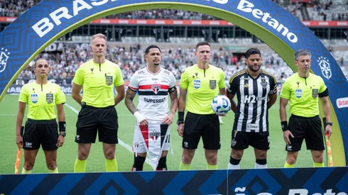 SP – BELO HORIZONTE – 06/04/2025 – BRASILEIRO A 2025, ATLETICO-MG X SAO PAULO – Jogadores do Atletico-MG durante entrada em campo para partida contra o Sao Paulo no estadio Mineirao pelo campeonato Brasileiro A 2025. Foto: Alessandra Torres/AGIF