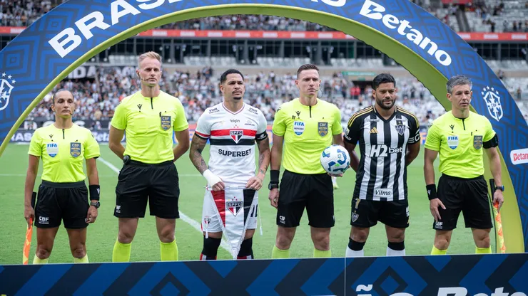 SP - BELO HORIZONTE - 06/04/2025 - BRASILEIRO A 2025, ATLETICO-MG X SAO PAULO - Jogadores do Atletico-MG durante entrada em campo para partida contra o Sao Paulo no estadio Mineirao pelo campeonato Brasileiro A 2025. Foto: Alessandra Torres/AGIF