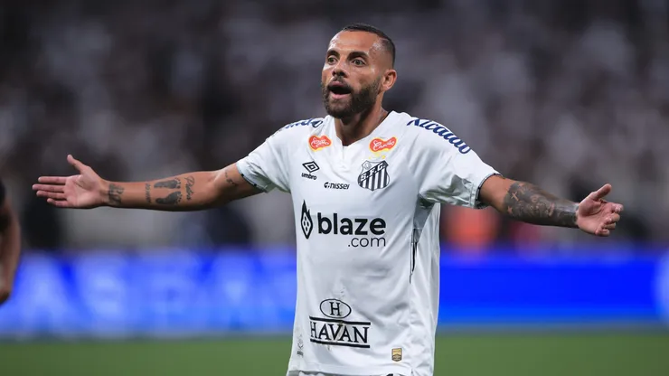 SP - SAO PAULO - 12/02/2025 - PAULISTA 2025, CORINTHIANS X SANTOS - Guilherme jogador do Santos durante partida contra o Corinthians no estadio Arena Corinthians pelo campeonato Paulista 2025. Foto: Ettore Chiereguini/AGIF