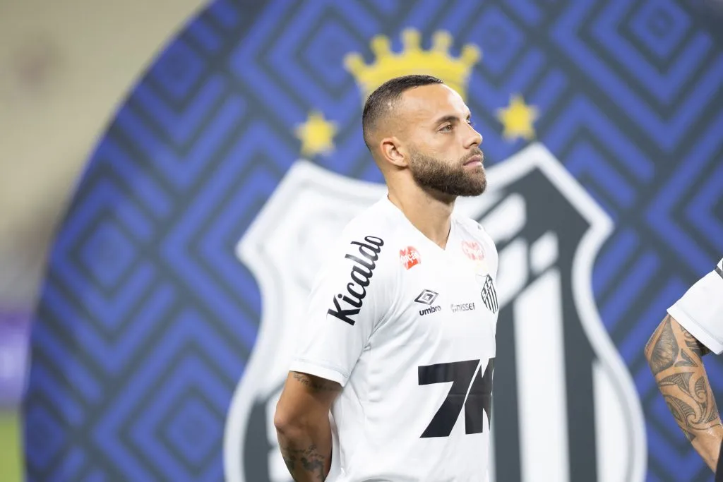 CE – FORTALEZA – 12/06/2025 – BRASILEIRO A 2025, FORTALEZA X SANTOS – Guilherme jogador do Santos durante partida contra o Fortaleza no estadio Arena Castelao pelo campeonato Brasileiro A 2025. Foto: Baggio Rodrigues/AGIF