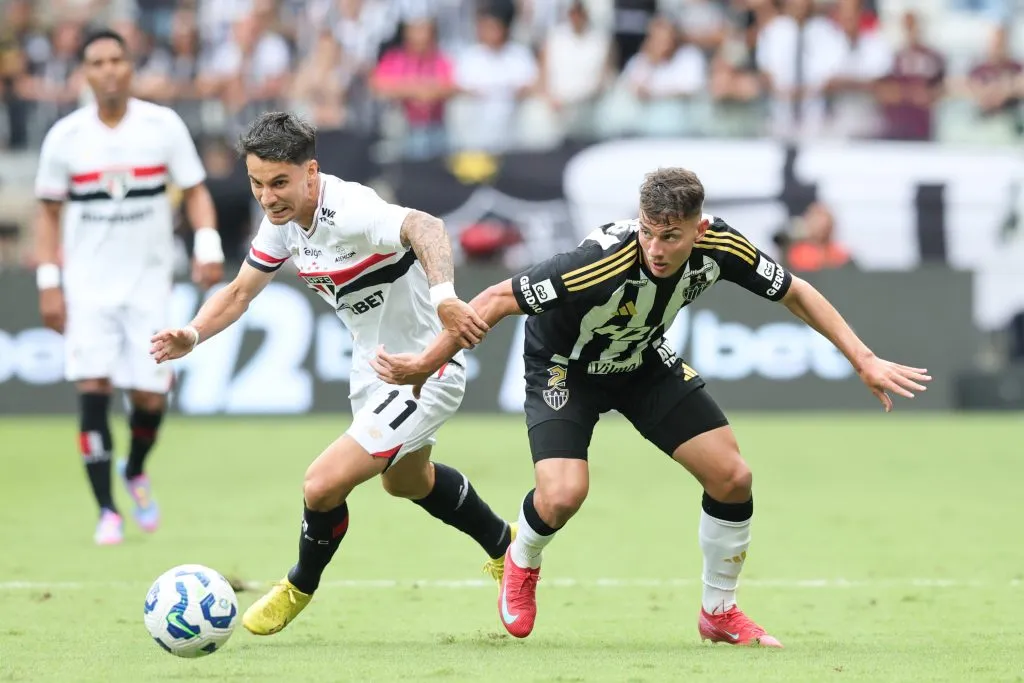 SP – BELO HORIZONTE – 06/04/2025 – BRASILEIRO A 2025, ATLETICO-MG X SAO PAULO – Natanael  jogador do Atletico-MG disputa lance com Ferreira jogador do Sao Paulo durante partida no estadio Mineirao pelo campeonato Brasileiro A 2025. Foto: Gilson Lobo/AGIF
