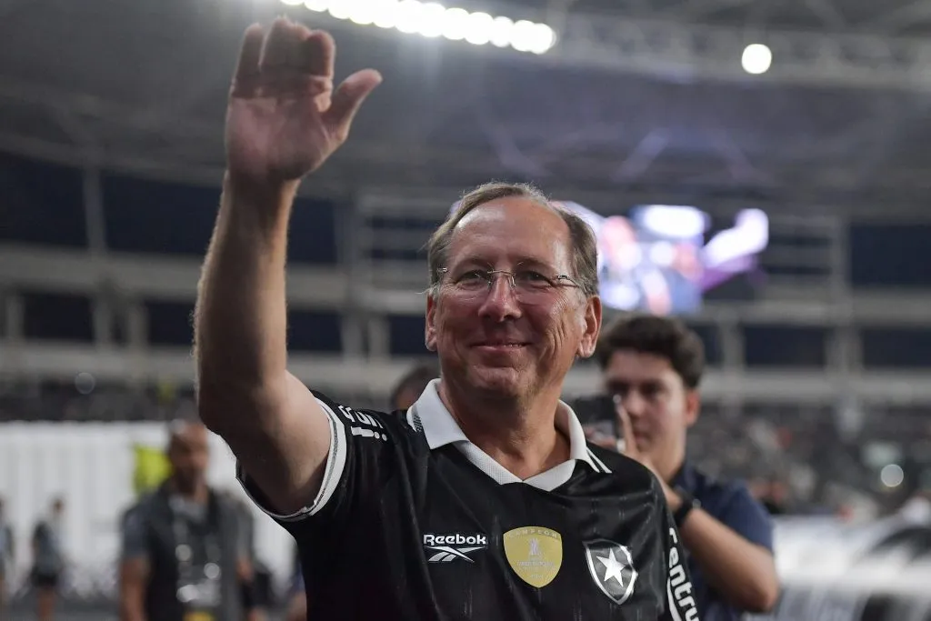 John Textor durante partida contra o Corinthians no Campeonato Brasileiro de 2025. Foto: Thiago Ribeiro/AGIF