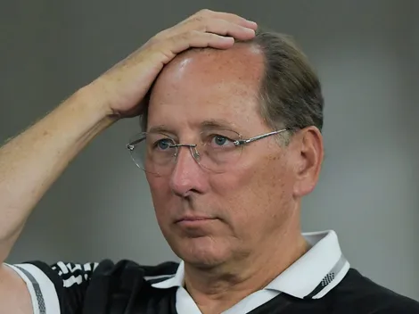 Torcida do Botafogo exige saída de John Textor