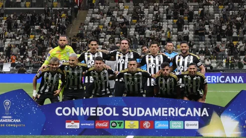 MG – BELO HORIZONTE – 14/08/2025 – COPA SUL-AMERICANA 2025, ATLETICO-MG X GODOY CRUZ – Jogadores do Atletico-MG perfilados durante entrada em campo para partida contra o Godoy Cruz no estadio Arena MRV pelo campeonato Copa Sul-americana 2025. Foto: Gilson Lobo/AGIF