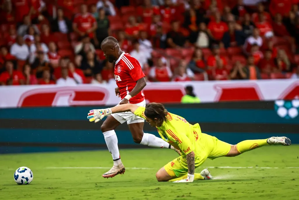 Enner Valencia gol Cruzeiro Cassio 2025 Brasileirão
