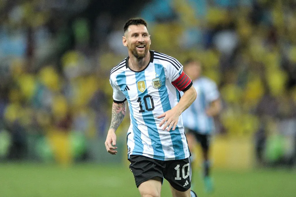 RJ – RIO DE JANEIRO – 21/11/2023 – ELIMINATORIAS COPA DO MUNDO 2026, BRASIL X ARGENTINA – Messi jogador do Argentina comemora gol com jogadores do seu time durante partida contra o Brasil no estadio Maracana pelo campeonato Eliminatorias Copa Do Mundo 2026. Foto: Jhony Pinho/AGIF