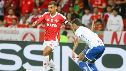 Atletas de Internacional e Cruzeiro disputam jogada. Foto: Ricardo Duarte / Internacional