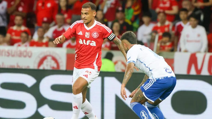 Atletas de Internacional e Cruzeiro disputam jogada. Foto: Ricardo Duarte / Internacional