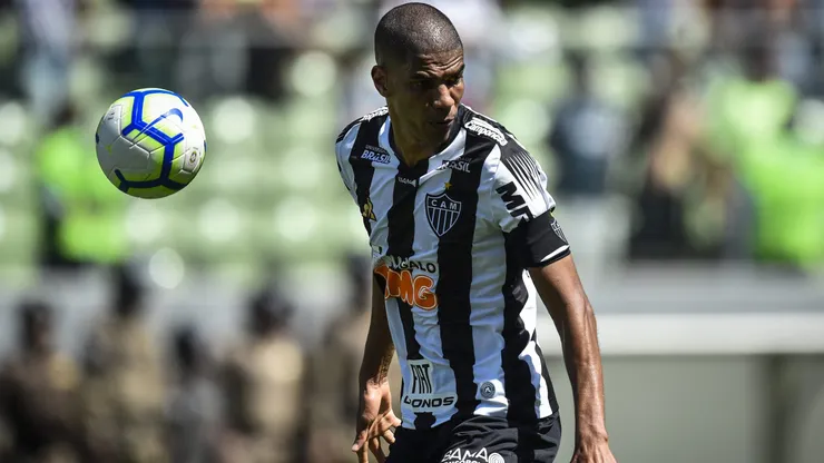 BELO HORIZONTE, BRAZIL - AUGUST 24: Leonardo Silva #3 of Atletico MG controls the ball during a match between Atletico MG and Bahia as part of Brasileirao Series A 2019 at Independencia stadium on August 24, 2019 in Belo Horizonte, Brazil. (Photo by Pedro Vilela/Getty Images)