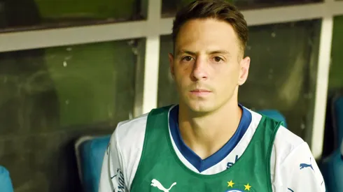 Santiago Arias, jogador do Bahia durante execucao do hino nacional antes da partida contra o Corinthians no estadio Arena Fonte Nova pelo campeonato Brasileiro A 2025. Foto: Walmir Cirne/AGIF