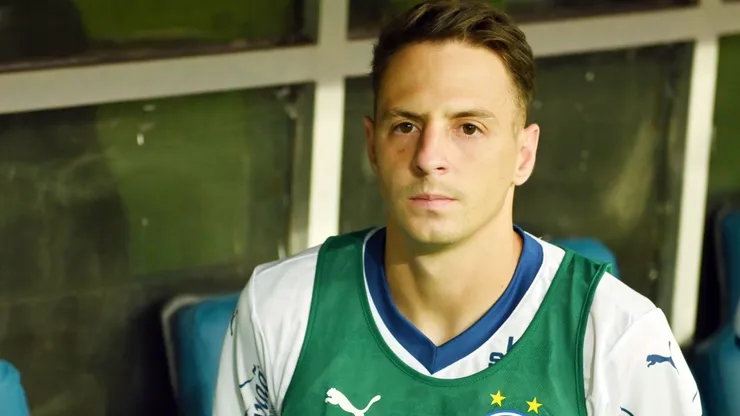 Santiago Arias, jogador do Bahia durante execucao do hino nacional antes da partida contra o Corinthians no estadio Arena Fonte Nova pelo campeonato Brasileiro A 2025. Foto: Walmir Cirne/AGIF