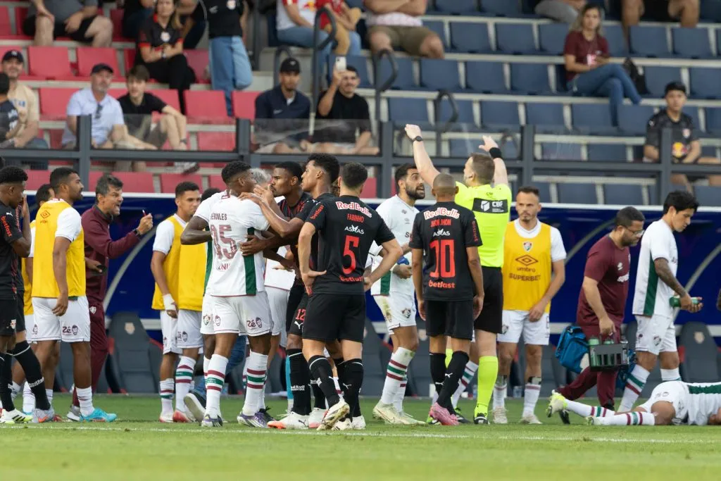 Jogador do Bragantino discute com jogador  do Fluminense durante partida no estadio Cicero De Souza Marques pelo campeonato Brasileiro A 2025. Foto: Joisel Amaral/AGIF