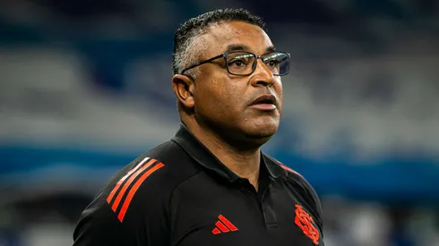 Roger Machado em Cruzeiro x Internacional pelo Brasileirão 2025. Foto: Fernando Moreno/AGIF