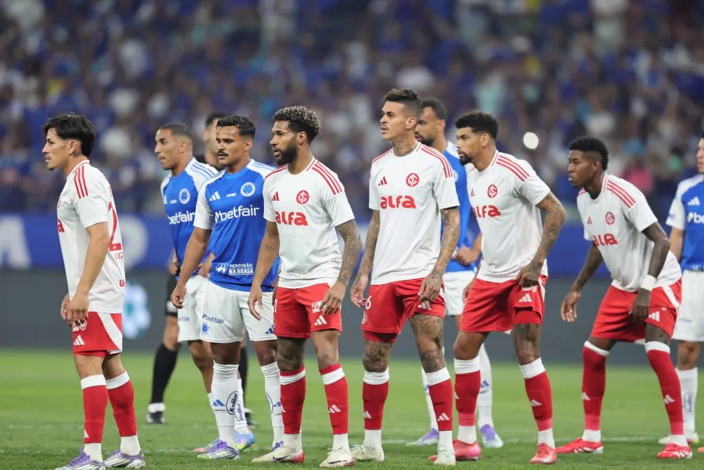 Jogadores do Internacional durante partida contra o Cruzeiro no estadio Mineirao pelo campeonato Brasileiro A 2025. Foto: Gilson Lobo/AGIF