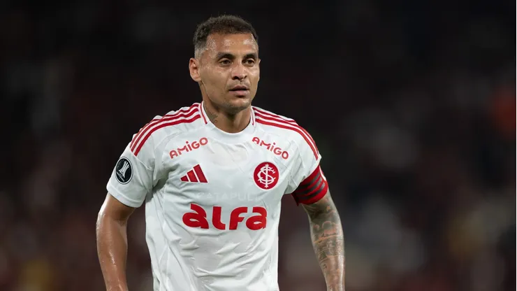 Alan Patrick jogador do Internacional durante partida contra o Flamengo no estadio Maracana pelo campeonato Copa Libertadores 2025. Foto: Jorge Rodrigues/AGIF
