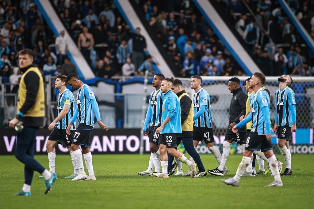 RS – PORTO ALEGRE – 23/08/2025 – BRASILEIRO A 2025, GREMIO X CEARA – Jogadores do Gremio ao final da partida contra o Ceara no estadio Arena do Gremio pelo campeonato Brasileiro A 2025. Foto: Maxi Franzoi/AGIF