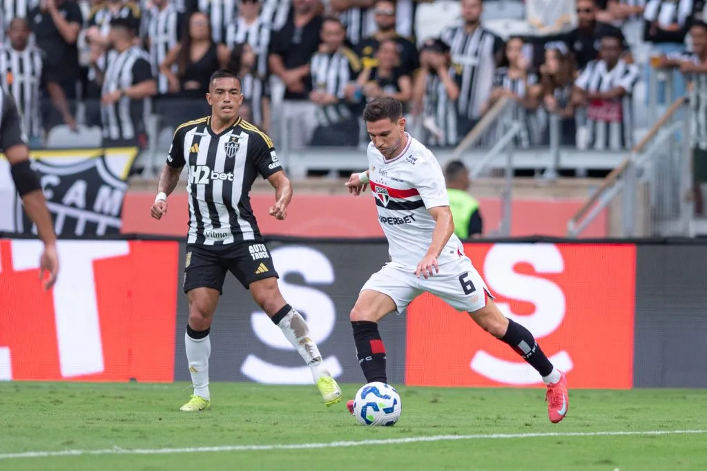 SP – BELO HORIZONTE – 06/04/2025 – BRASILEIRO A 2025, ATLETICO-MG X SAO PAULO – Cedric jogador do Sao Paulo durante partida contra o Atletico-MG no estadio Mineirao pelo campeonato Brasileiro A 2025. Foto: Alessandra Torres/AGIF