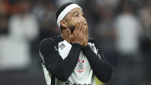 Memphis Depay durante confronto contra o Bragantino no Campeonato Brasileiro de 2025. Photo by Alexandre Schneider/Getty Images