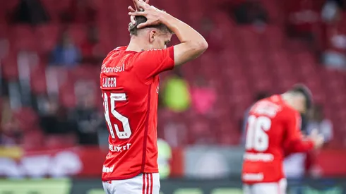 BA – PORTO ALEGRE – 01/11/2023 – BRASILEIRO A 2023, INTERNACIONAL X AMERICA-MG – Lucca jogador do Internacional lamenta durante partida contra o America-MG no estadio Beira-Rio pelo campeonato Brasileiro A 2023. Foto: Maxi Franzoi/AGIF