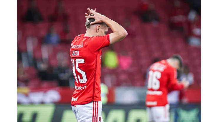BA - PORTO ALEGRE - 01/11/2023 - BRASILEIRO A 2023, INTERNACIONAL X AMERICA-MG - Lucca jogador do Internacional lamenta durante partida contra o America-MG no estadio Beira-Rio pelo campeonato Brasileiro A 2023. Foto: Maxi Franzoi/AGIF