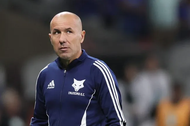 Leonardo Jardim elogiou o volante brasileiro.  Foto: Gilson Lobo/AGIF