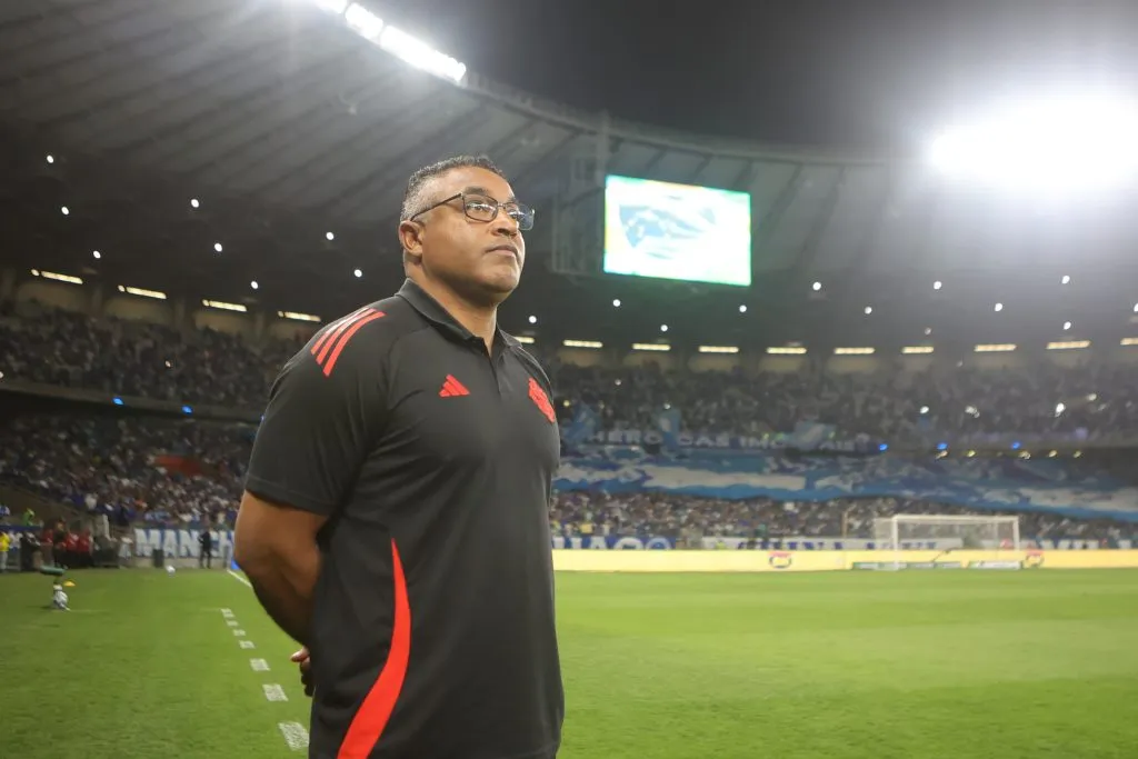 Colorados cobram a demissão de Roger Machado. Foto: Gilson Lobo/AGIF