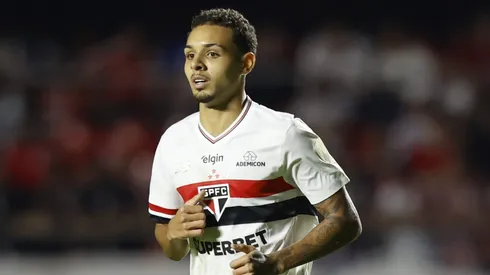 Matheus Alves durante confronto contra o Tallleres na Libertadores 2025.