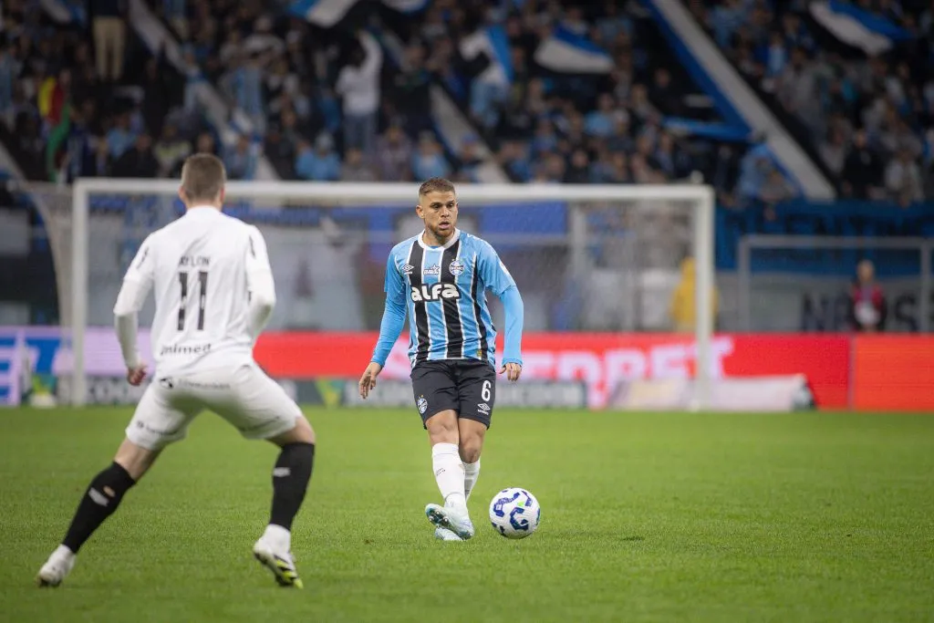Gustavo Cuéllar em ação pelo Grêmio. Foto: Maxi Franzoi/AGIF