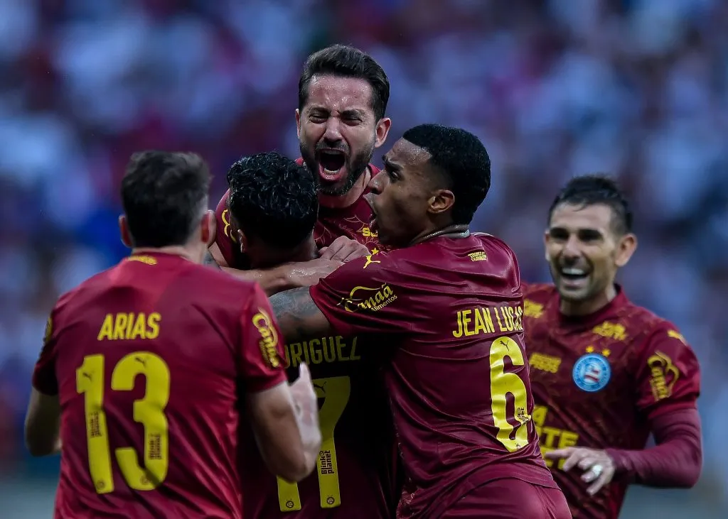 Lucho Rodriguez jogador do Bahia comemora seu gol com jogadores do seu time durante partida contra o Santos no estadio Fonte Nova pelo campeonato Brasileiro A 2025. Foto: Jhony Pinho/AGIF