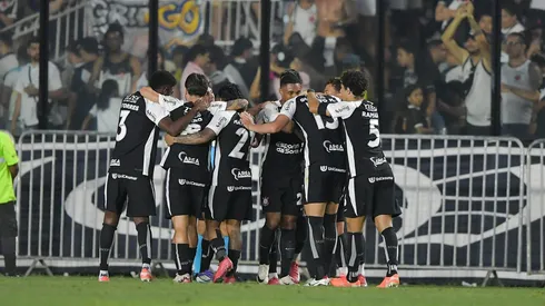 RJ - RIO DE JANEIRO - 24/08/2025 - BRASILEIRO A 2025, VASCO X CORINTHIANS - Gui Negao jogador do Corinthians comemora seu gol com jogadores do seu time durante partida contra o Vasco no estadio Sao Januario pelo campeonato Brasileiro A 2025. Foto: Thiago Ribeiro/AGIF